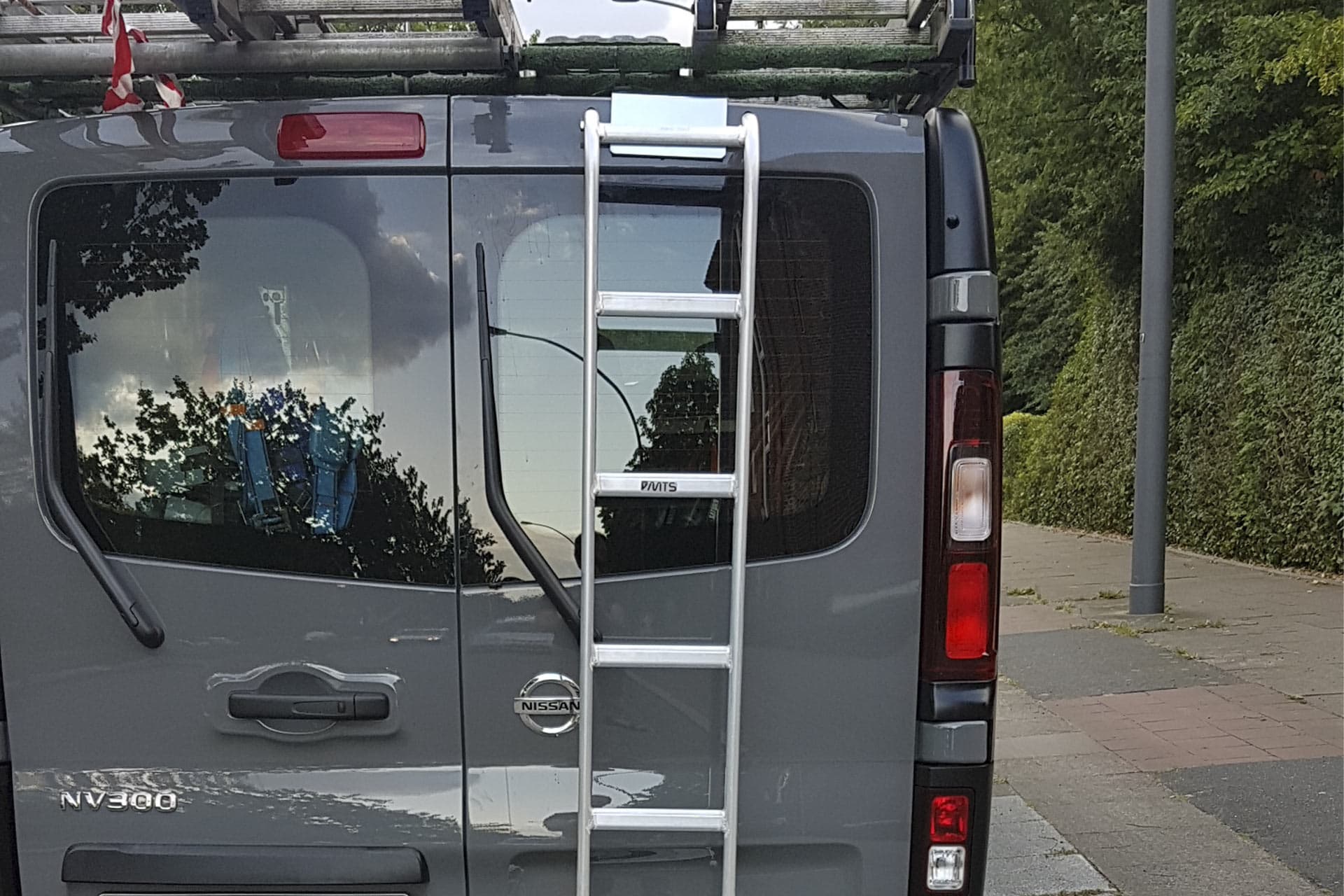 Einsatzfahrzeug der Dachrinnenreinigung Gram